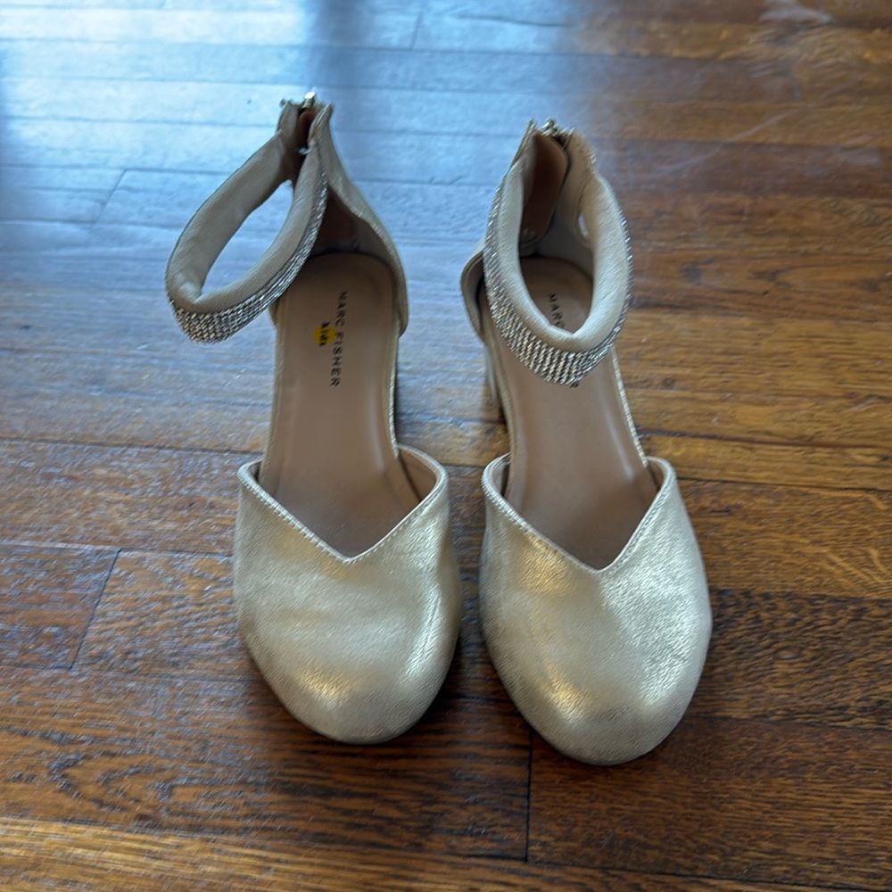 Marc Fisher Kids Girls Gold Dress Shoes size 4